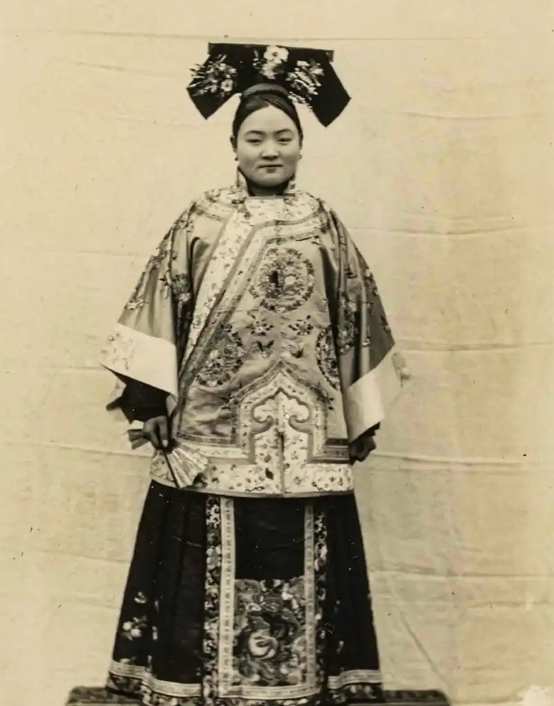 外国摄影师镜头下的晚清女子,突然感觉清朝服饰也没那么难看.