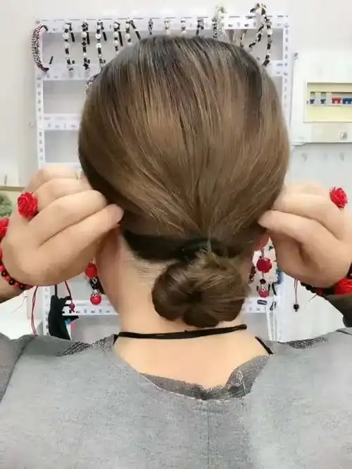 日常生活短发简单易学低马尾蓬松丸子头扎发#丸子头 #饱满蓬松丸子头