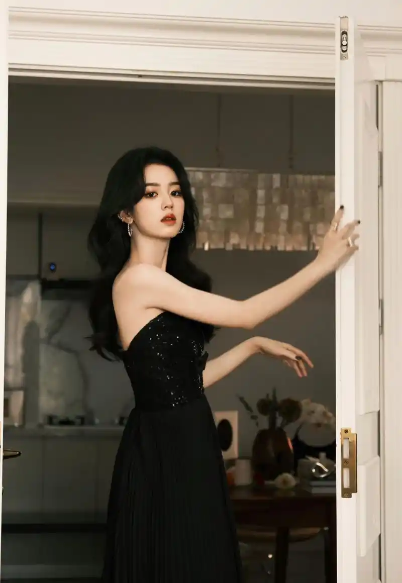 明星# #周也#  周也一袭黑色亮片抹胸裙,优雅又美丽.