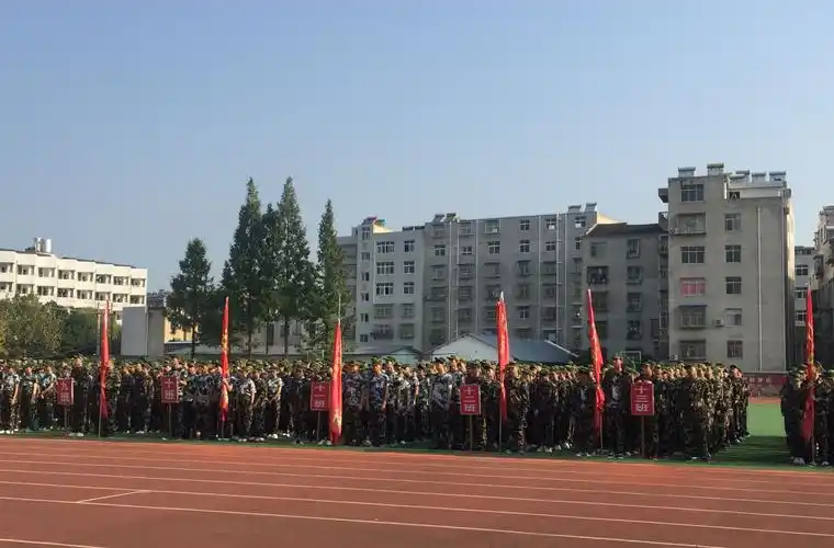 房县一中举行军训开营仪式