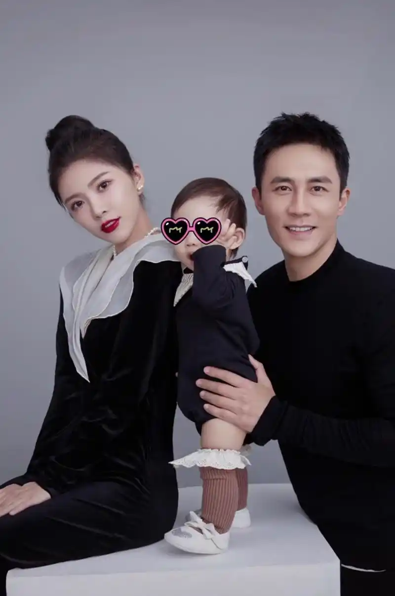 杜淳晒一家三口合照,老婆王灿太抢眼,被赞比女明星还漂亮的女人