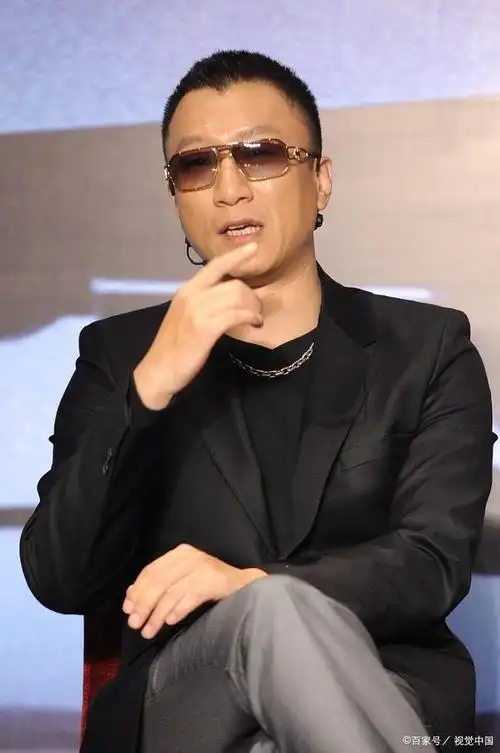 孙红雷女儿夸他帅,赶紧拿起手机再拍几张照片,真是太可爱了