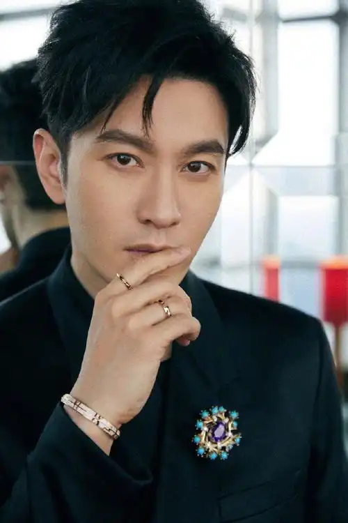 黄晓明黑色缎面蝴蝶结西装#演员@黄晓明今晚亮相2021#微博电影之构