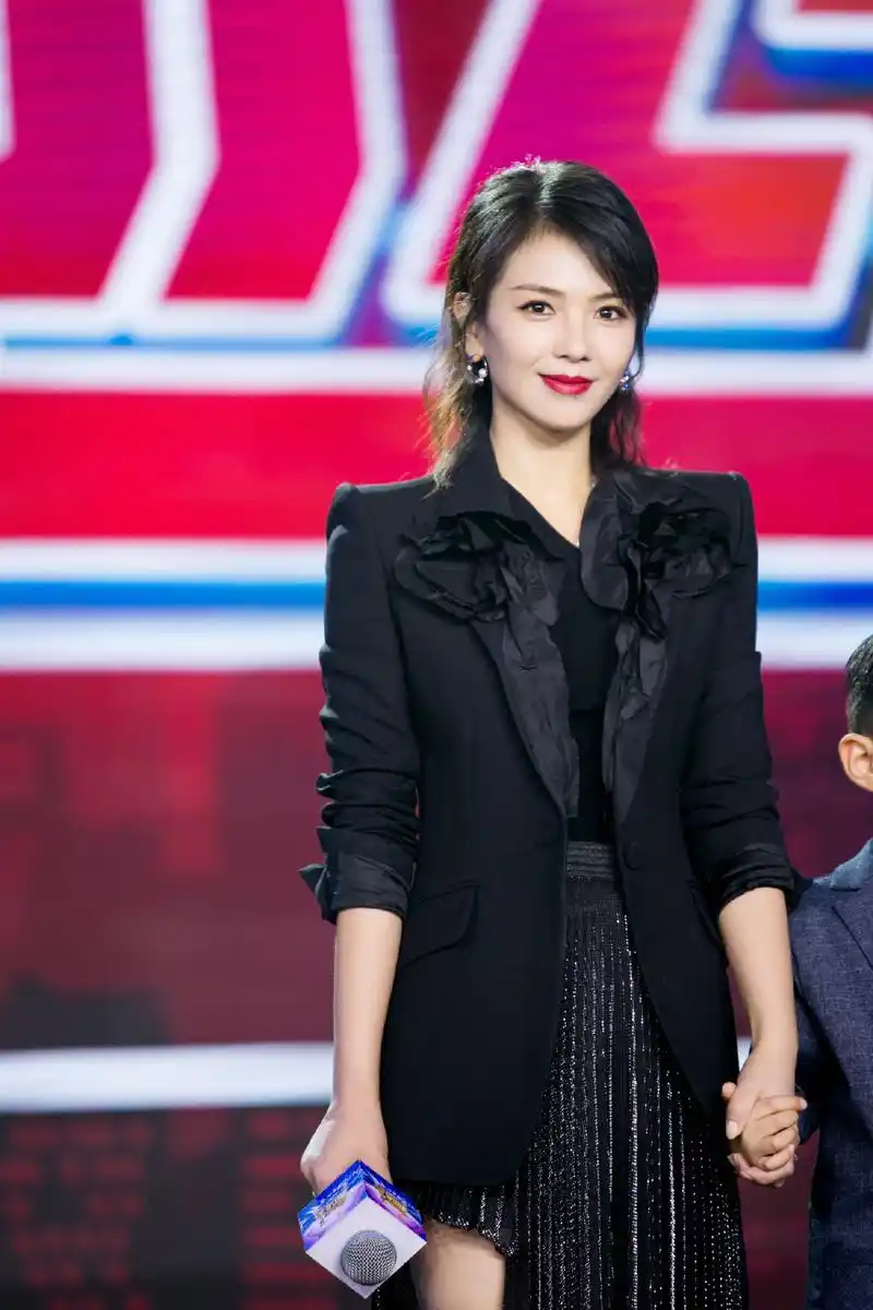 41岁的刘涛剪掉长发,变锁骨短发搭配西服和牛仔裤,时髦减龄