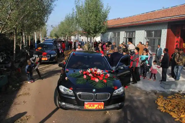 (案件来源:新闻报道)  农村结婚车队图片迎亲车队农村婚礼车队结婚