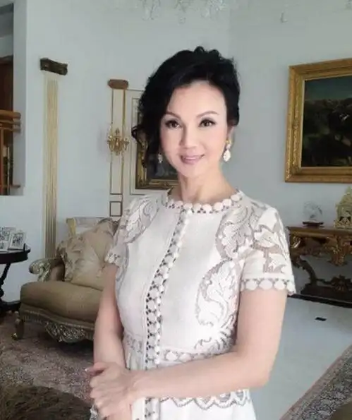 靠小婉君爆红的谢玲玲,24岁嫁豪门育5子,离婚还得4亿分手费