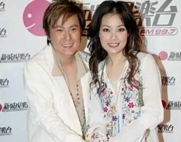 张信哲容祖儿同框,两人cp感极强,网友喊话:在一起