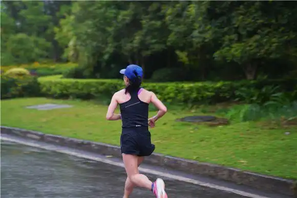 雨中奔跑的背影.华龙网供图
