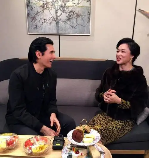 费翔62岁仍未婚姐姐早逝父母离异他为孤单母亲在上海安一个家