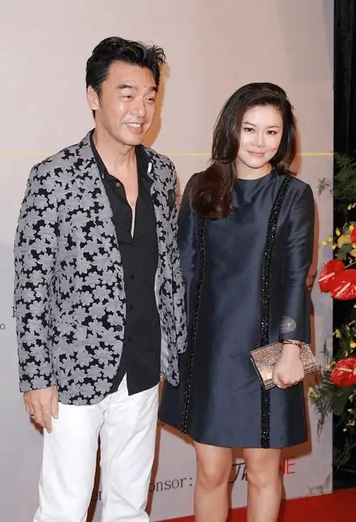 钟镇涛携妻外出被偶遇精神外貌看起来丝毫没有70岁的样子