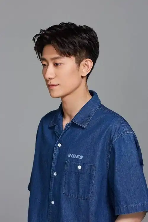 张一山宋妍霏没公开就分手男方被拍与短发美女约会同回酒店