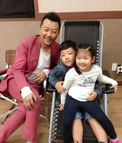 重庆美女李燃:嫁大17岁郭涛,育有一儿一女,背后藏辛酸