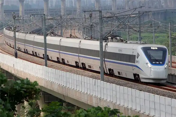 p>和谐号crh1型电力动车组是中国引进改造的客运列车种类之一,主要为