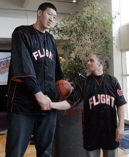 而且孙明明来美国的时候,刚好是中国篮球的高光时刻,2002年姚明被