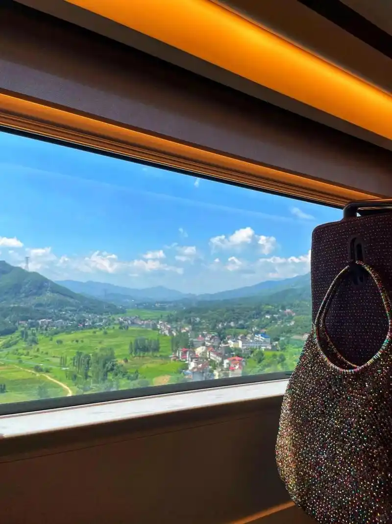 高铁窗外美如画