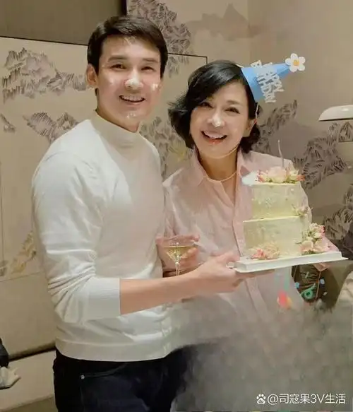 张铎与陈松伶的甜蜜庆生照:爱情的力量让年龄不再是问题 1月24日,张铎