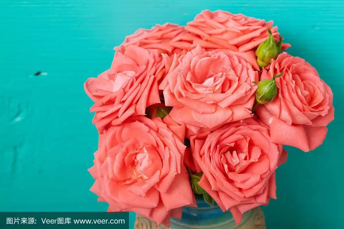 鲜花美丽的玫瑰花束在复古的背景