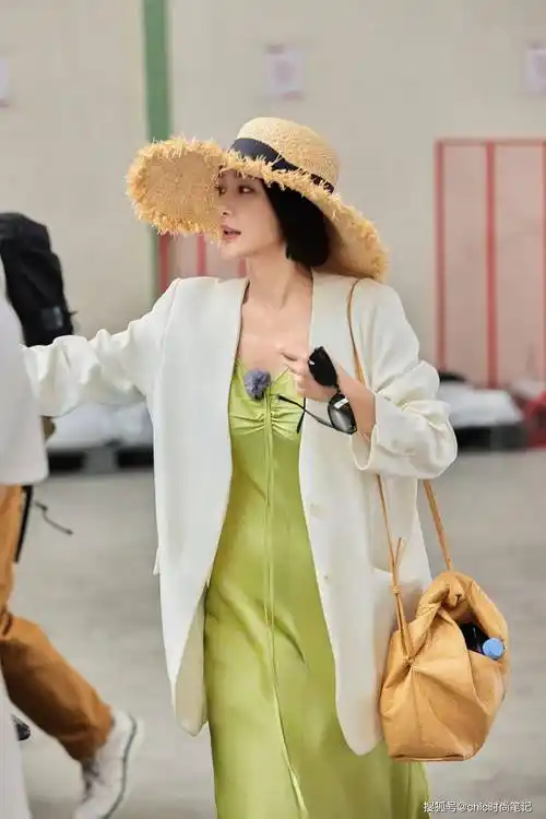 44岁的秦岚真减龄,职场风穿搭优雅又知性,谁看了不迷糊_西服_白色