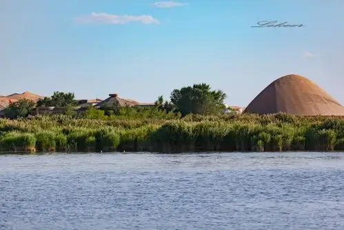 旅游月亮湖不仅仅是坐坐船看看湖水和沙漠共存的风光,而是看月亮湖与