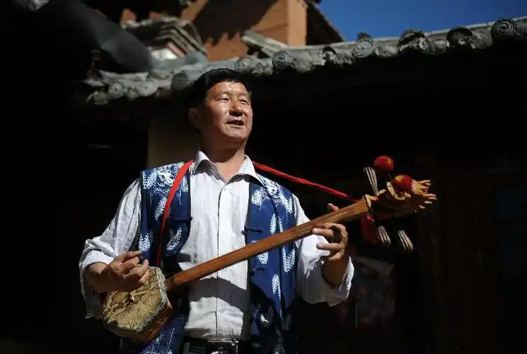 使白族龙头三弦既是一件可供弹奏的民间乐器,又是一件可供观赏,收藏的