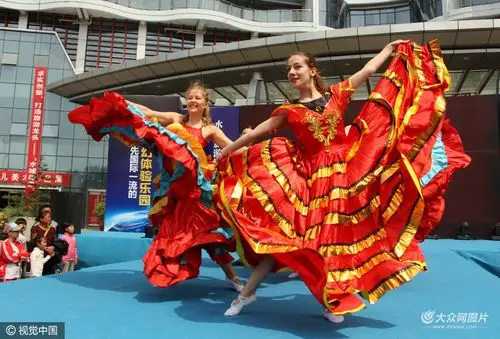 外籍美女模特大跳裙子舞 演绎异国风情