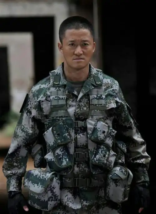 吴京晒军装照