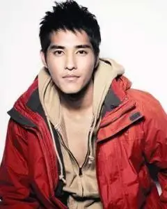 [1]2001年,在偶像剧《流星花园》中客串道明寺表哥一角而被大众所知.