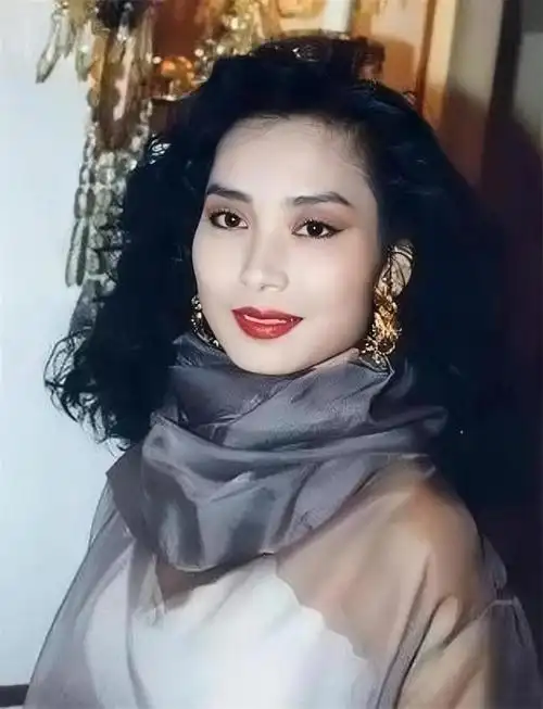 回顾邝美云:19岁当选港姐,38岁拥有百亿身家三拒豪门,60岁未婚|吕良伟