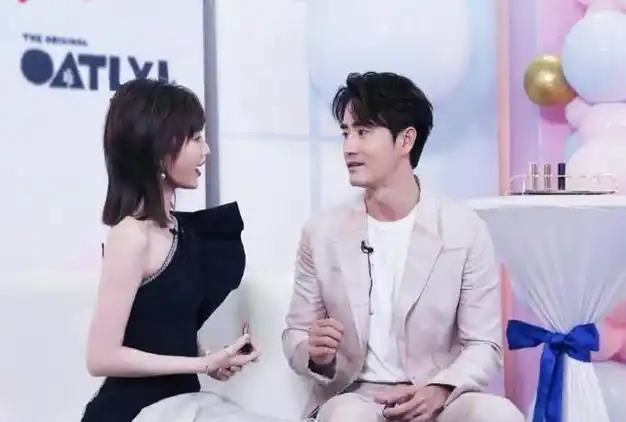 实际上,在被狗仔拍到亲密相拥的甜蜜照片之前,杨玏和女友王玉雯的低调