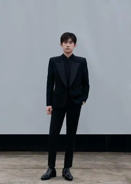 易烊千玺纯黑西装##易烊千玺全黑西服