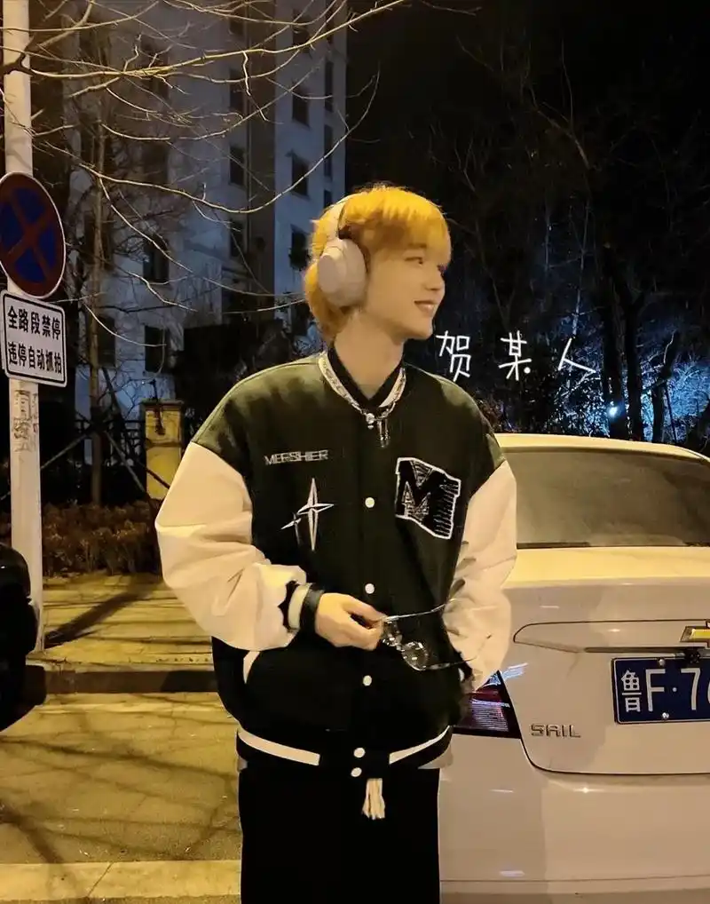 贺某人,不只会吐槽别人也可以是颜值爆表#神秘的贺某人  - 抖音