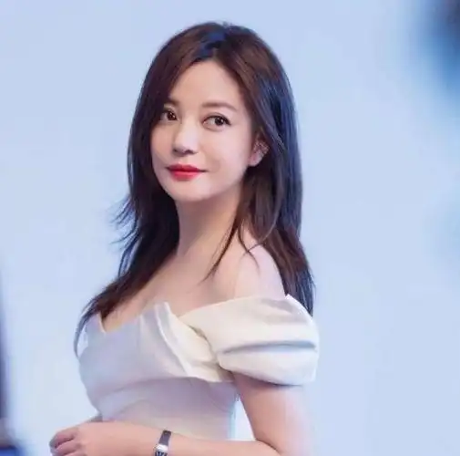 45岁赵薇状态令人艳羡红唇美丽肌肤白嫩如玉黄晓明视其为天仙