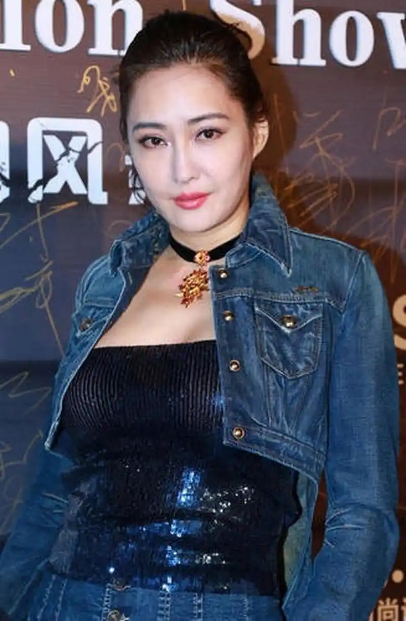 孟广美的牛仔劲装性感迷人