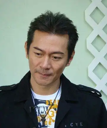 江华是一个60后的香港男演员,身高180cm,是亚洲电视艺员训练班出道的