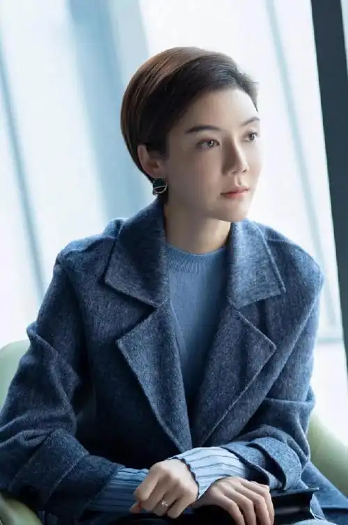 车晓剪短发更美了,格纹西装配白色t恤高级大气,大红唇a到爆