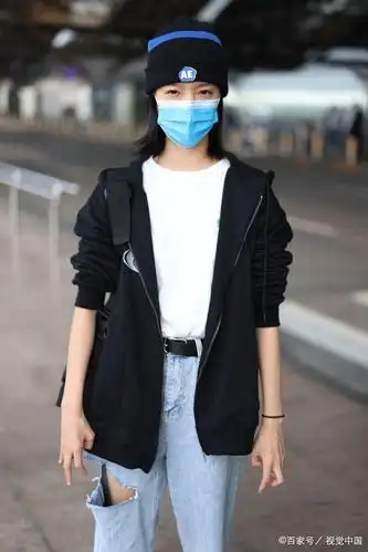 庄达菲黑色毛衣开衫配蓝色牛仔裤造型清爽戴毛线帽乖巧可爱