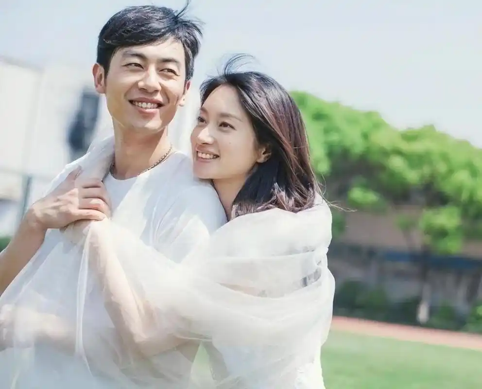 11月25日,朱亚文的妻子沈佳妮在社交媒体上建议通过锻炼增强身体健康.