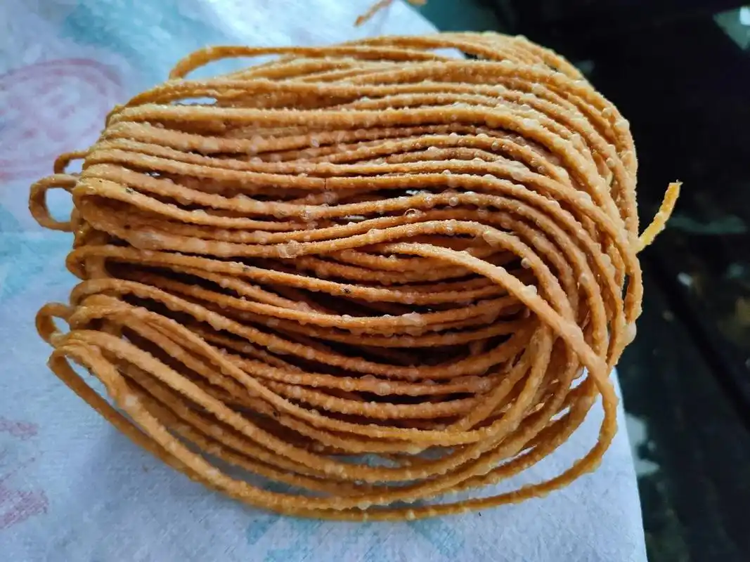 炸馓子是一种油炸类的面食,以米面为主料搓成细条,通过油炸而成.