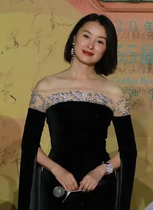 离开陈建斌后至今未嫁的吴越,气质大于五官,真是低估了她的美