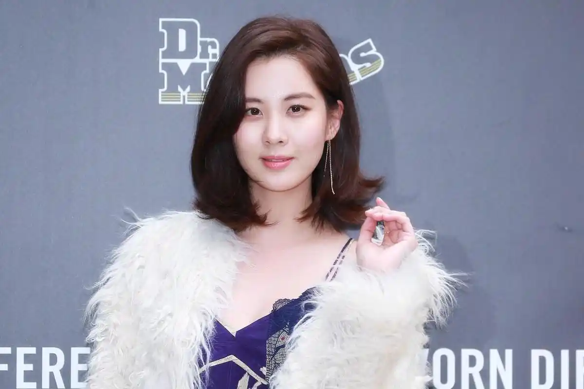 徐玄出席时尚品牌站台 穿着性感展成熟魅力