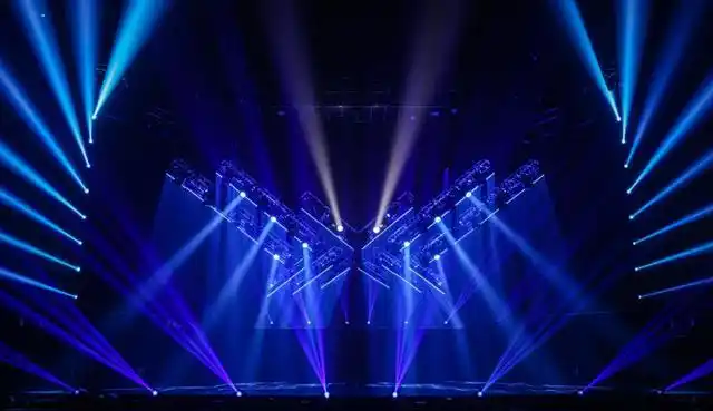 不同灯光的不同角度和颜色,展现不同的人物情感,同时将人物融入环境