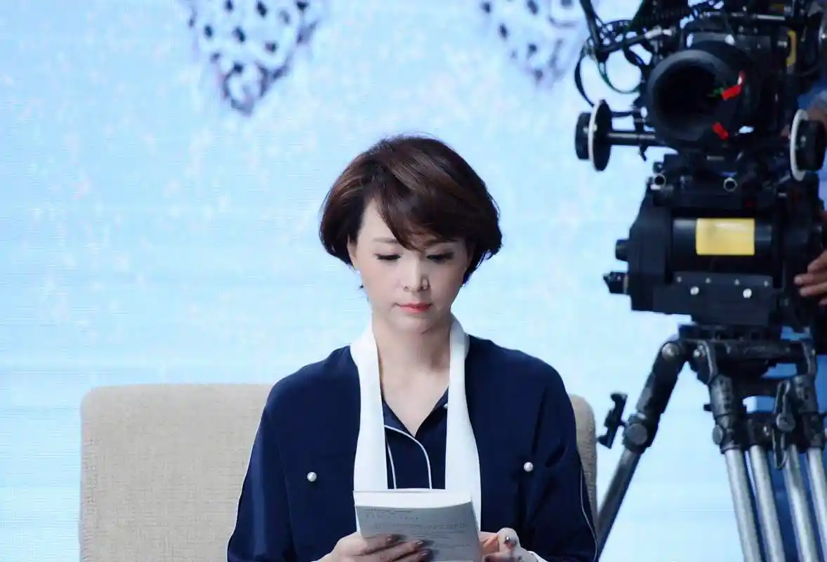 董卿节目花絮照蓝色连衣裙配短发优雅知性涂芭比粉气质好出众