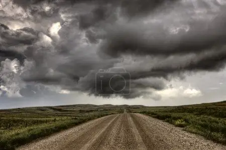 暴风雨的乌云萨斯喀彻温