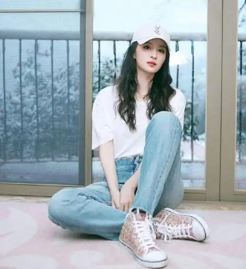在王楚然的日常穿搭中,我们可以看到她钟爱的白t和浅色牛仔裤搭配.