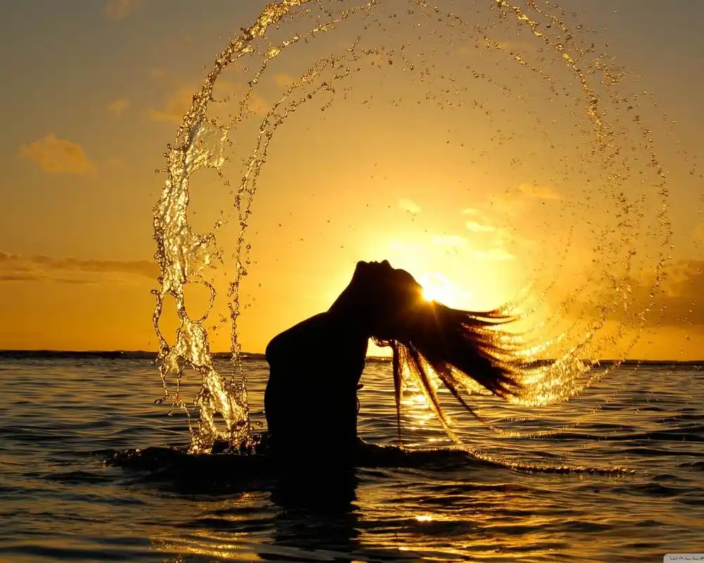 沙滩美女比基尼高清电脑壁纸 _ 图片网