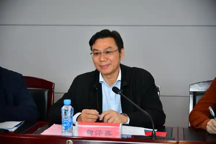 10月19日,由赣南医学院党委副书记曾泽鑫一行九人组成的新时代江西