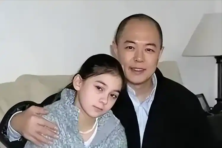 66岁就坐上轮椅的张铁林,如今已活成了一个"笑话"_女孩_沈丹萍_米可