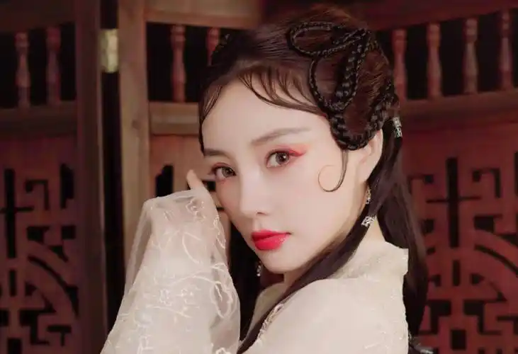 李小璐晒出古装大片,美如天仙下凡,却因造型过于娇媚遭批评?