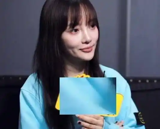 虽然期间有跟pgone在社交平台上秀恩爱,但很明显少