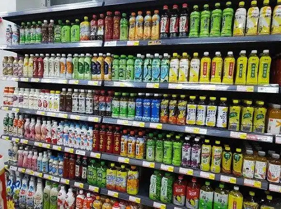 在当地沃尔玛这样的大超市,饮品非常丰富,汽水和碳酸饮料仍然是主流